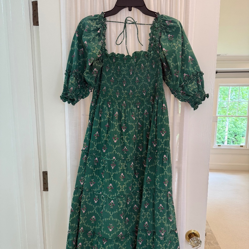 Hill House Nesli Green Tellis